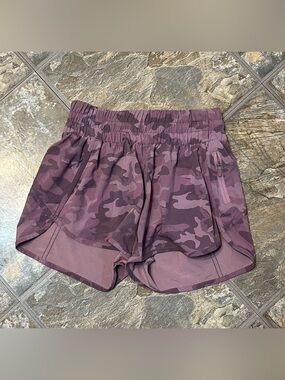 Lululemon Hotty Hot 4" Shorts Size 4 Incognito Camo Purple Taupe Lined Run